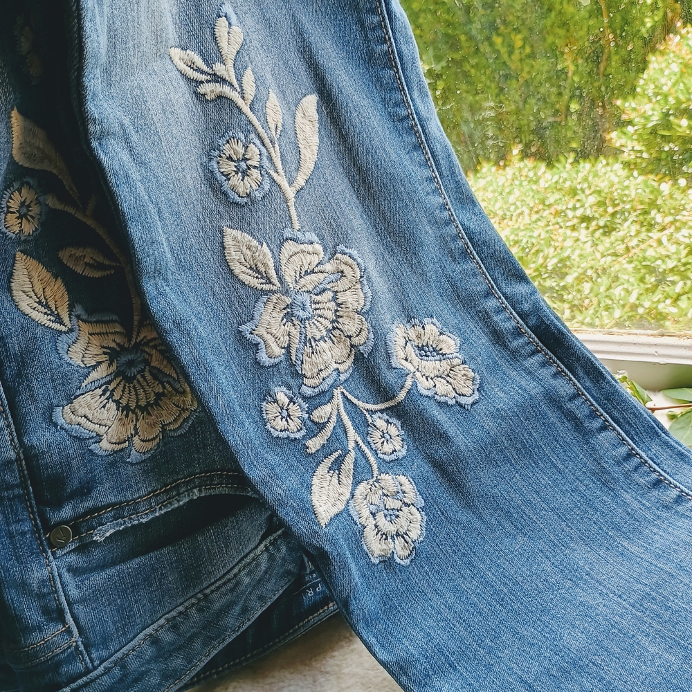 Simply Vera, Vera Wang mid-rise Capri jeans w floral embroidered embellishments - Picture 9 of 9